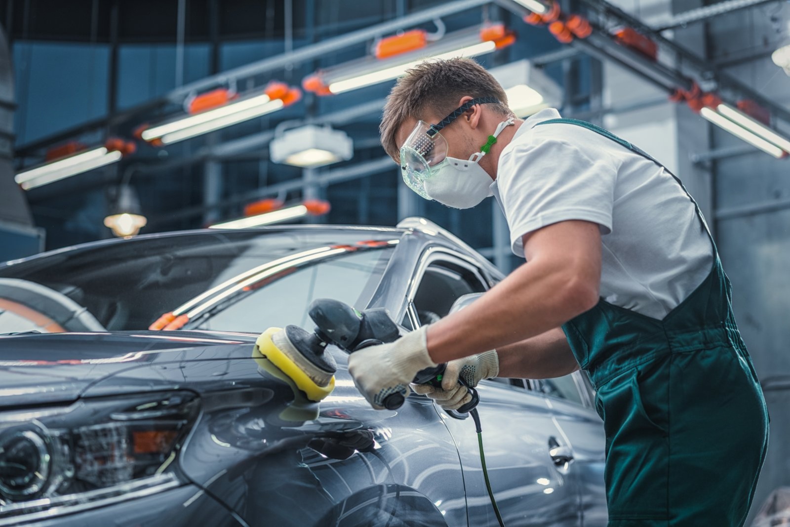 Tecnico al lavoro in una carrozzeria