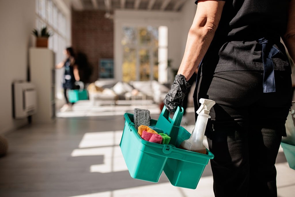 Addetto alle pulizie con attrezzatura professionale