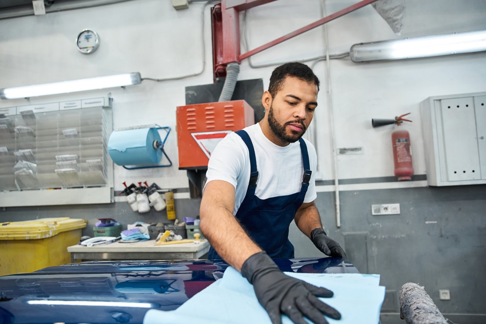 Meccanico al lavoro in un'officina automotive